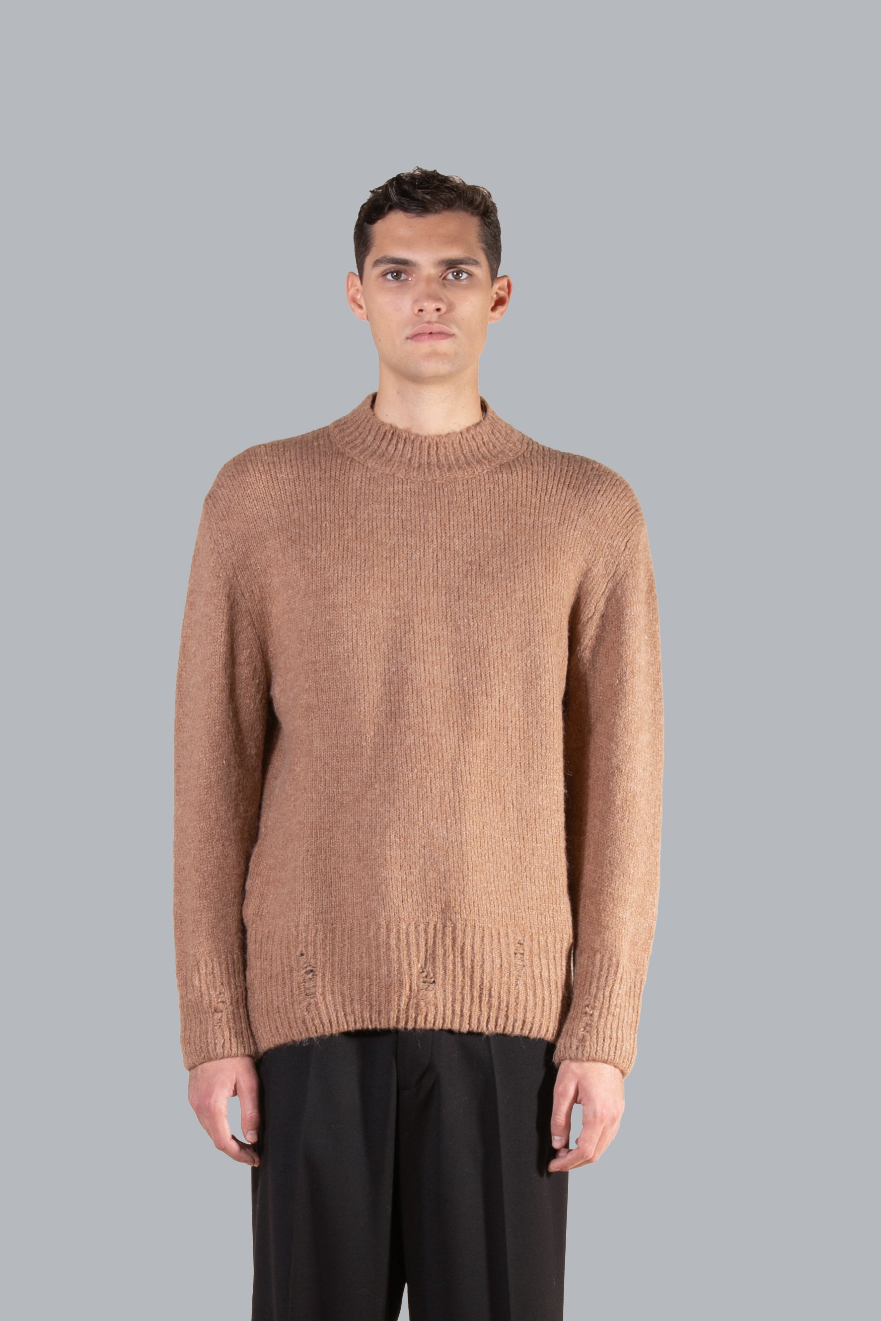 Pull ras du cou beige à micro-déchirures