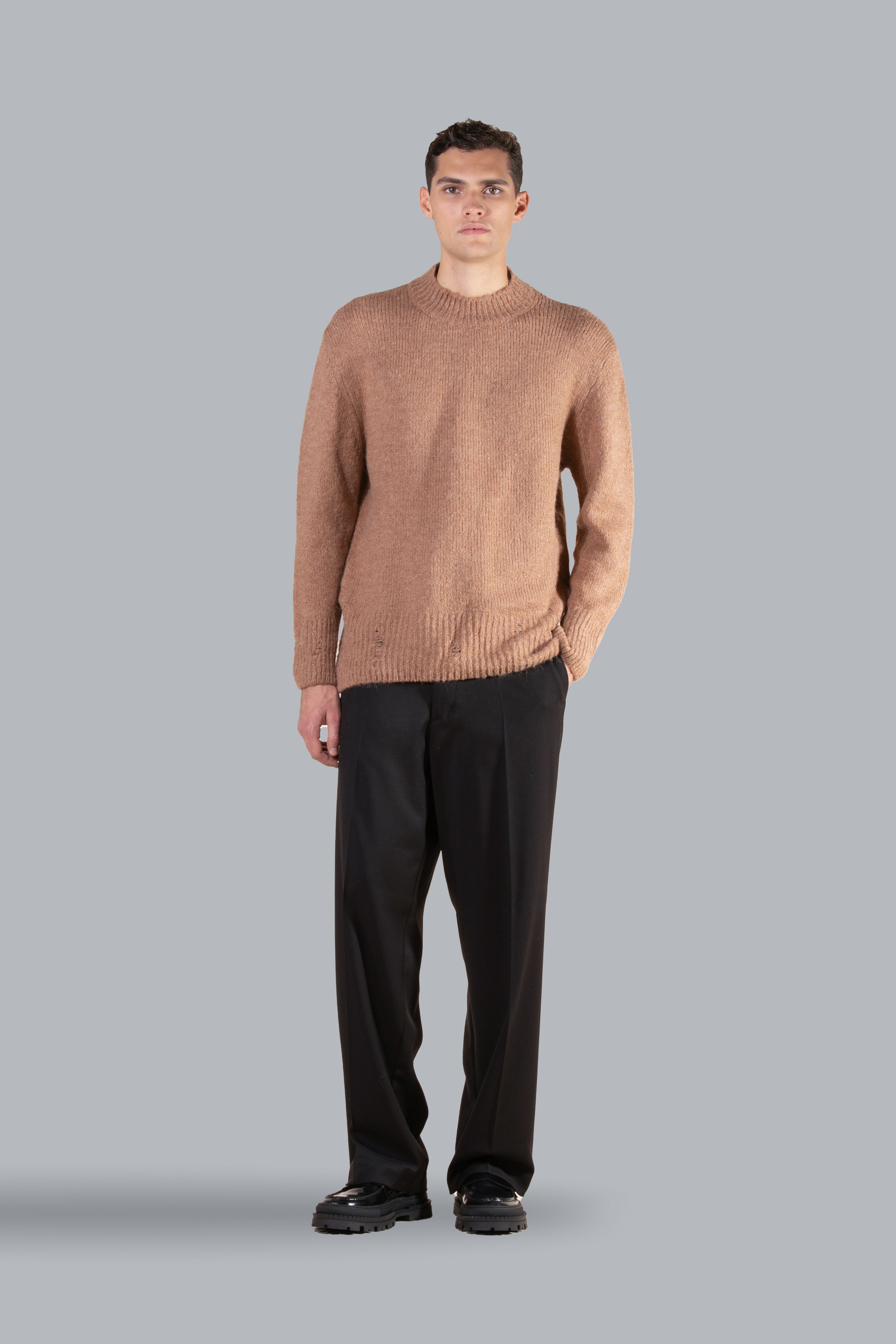 Pull ras du cou beige à micro-déchirures