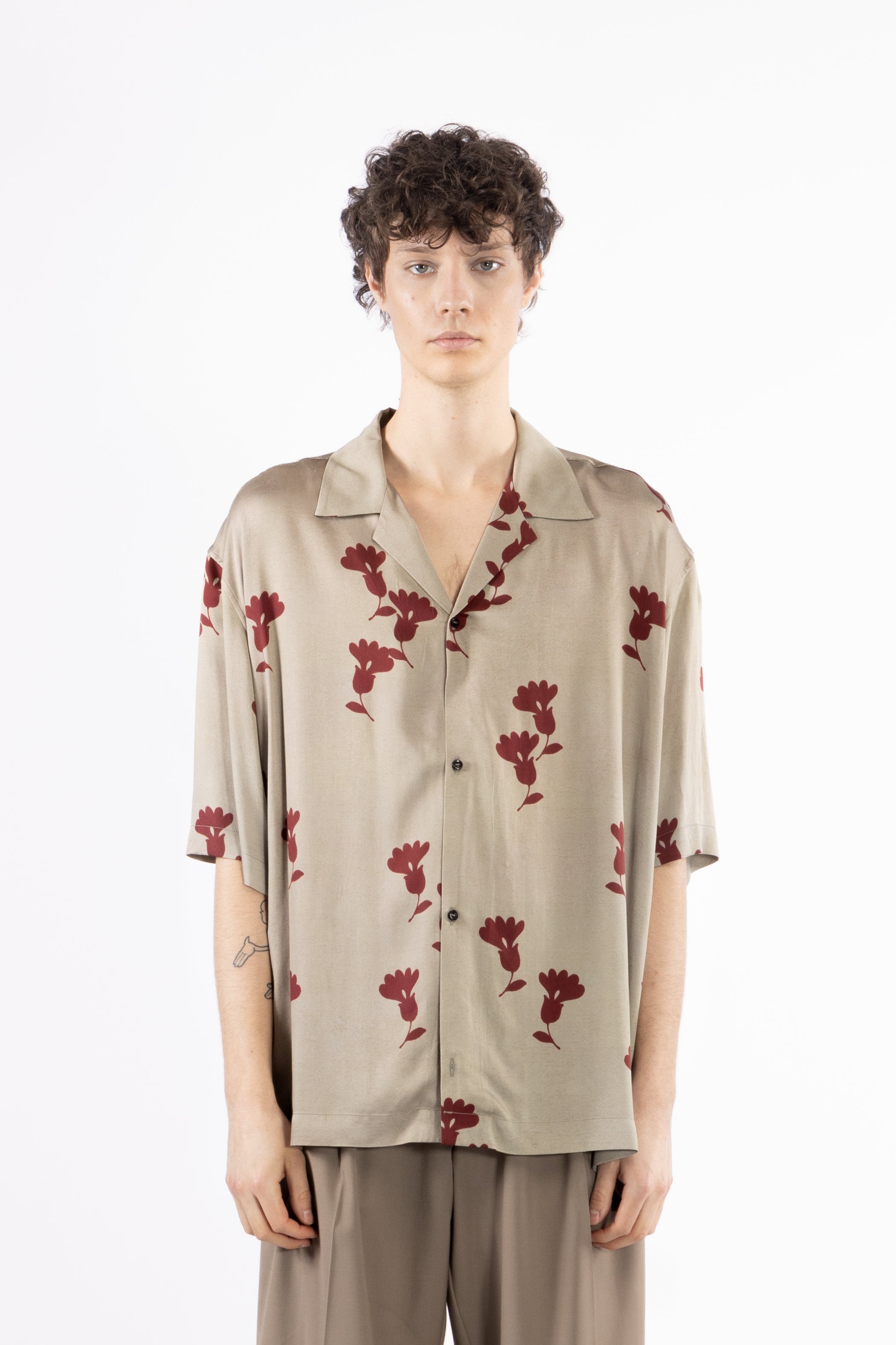 Camicia fluida collo aperto con stampa