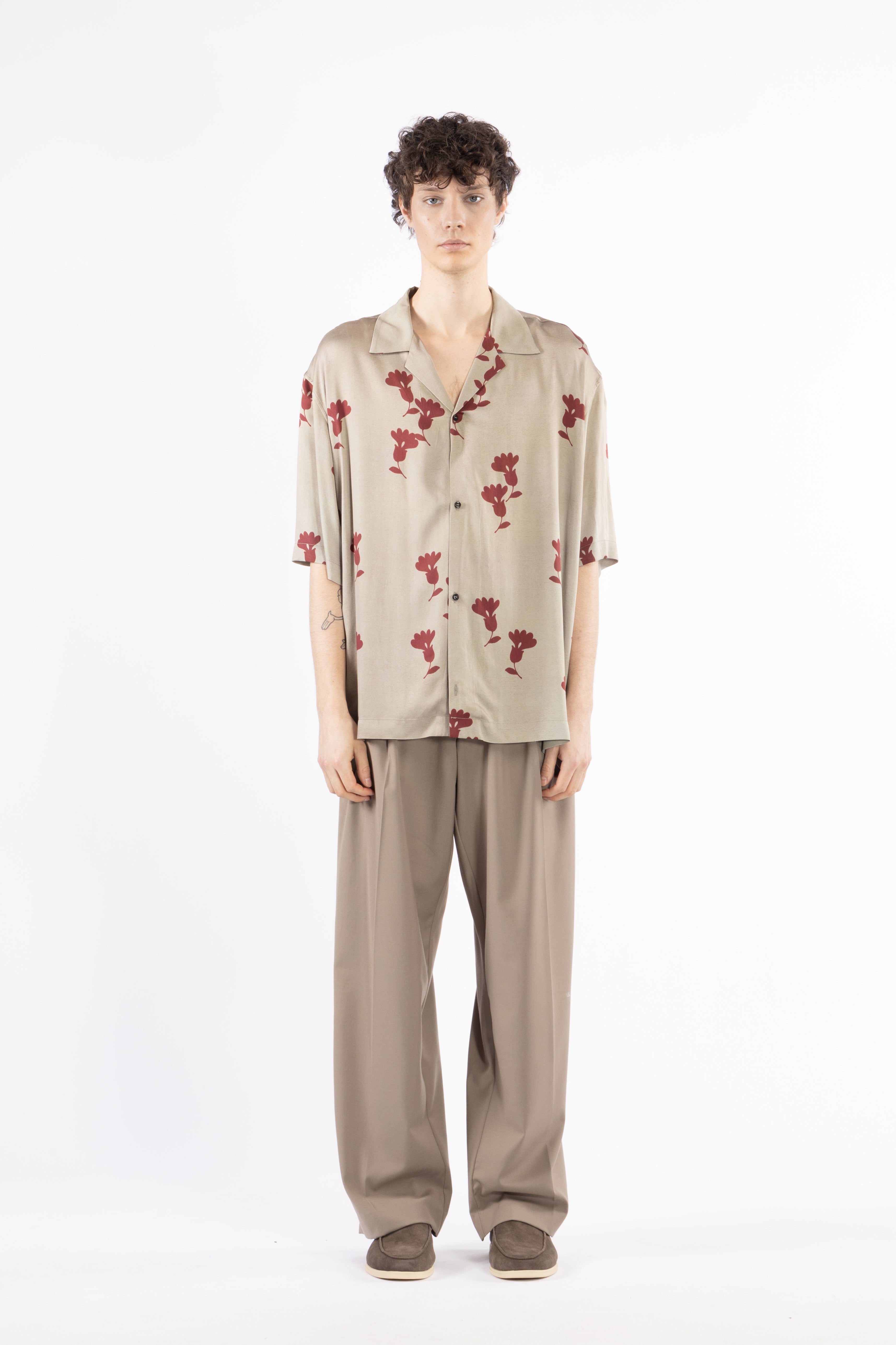 Camicia fluida collo aperto con stampa