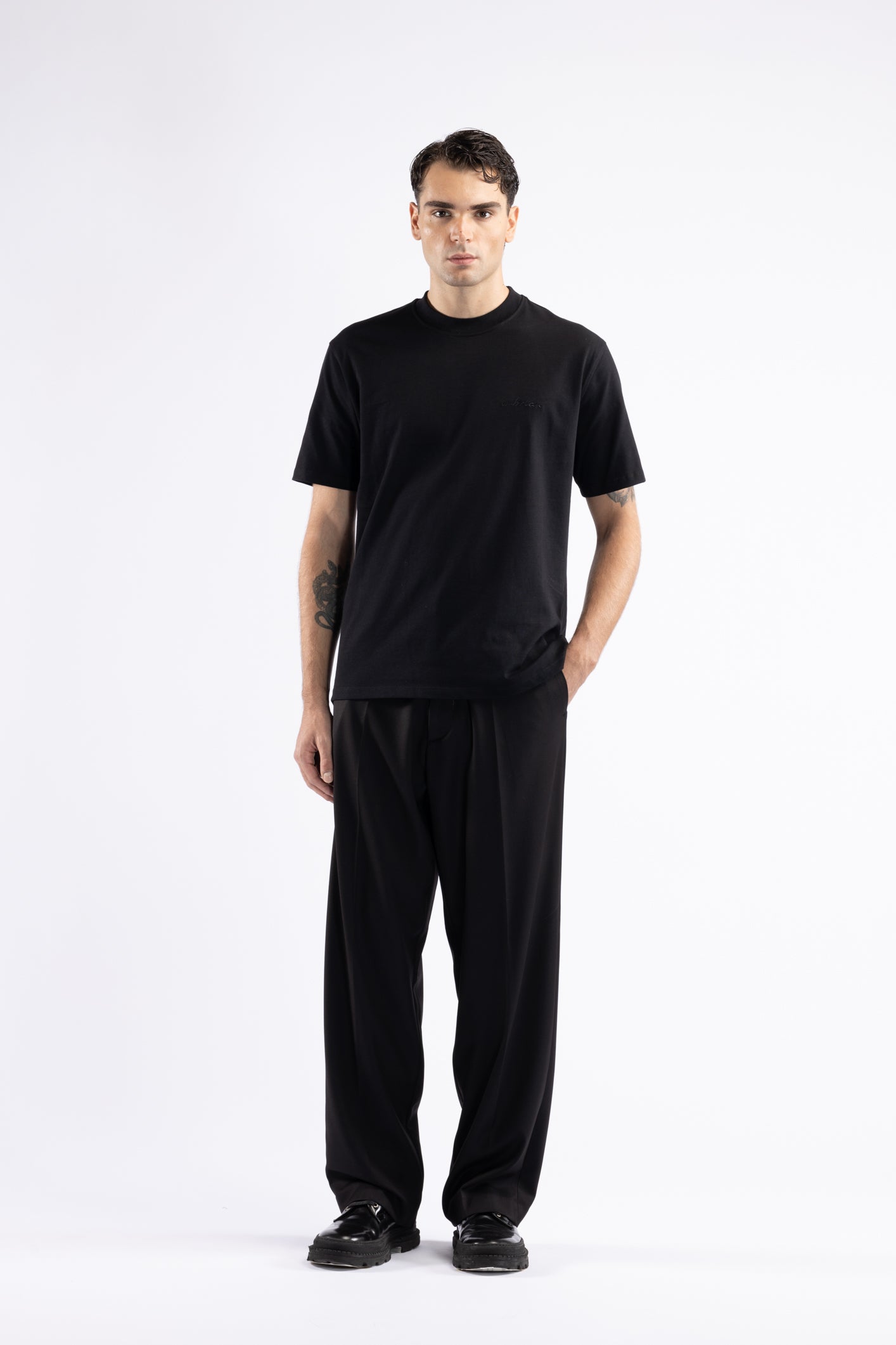 T-shirt in cotone regolare - Nero