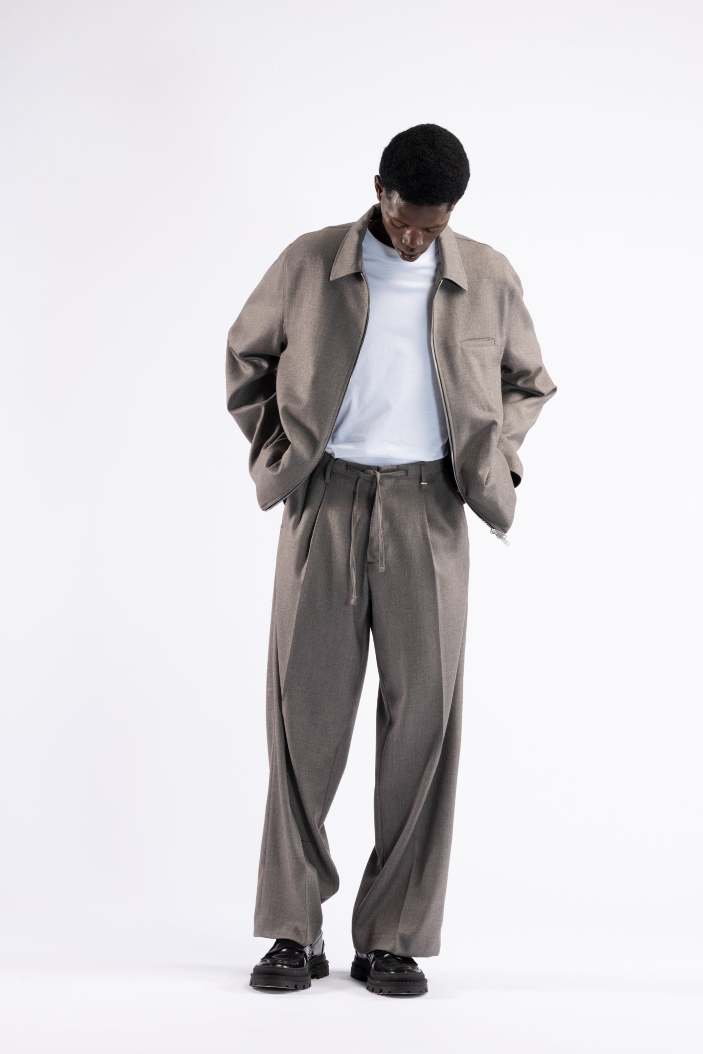 Pantalone fondo largo con coulisse in vita - Tortora