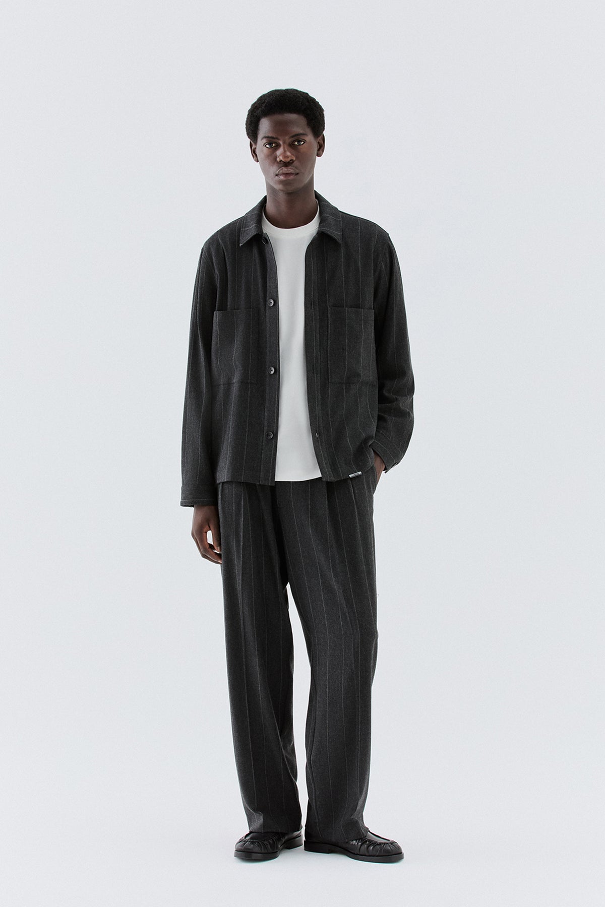 Pantaloni larghi gessati in lana