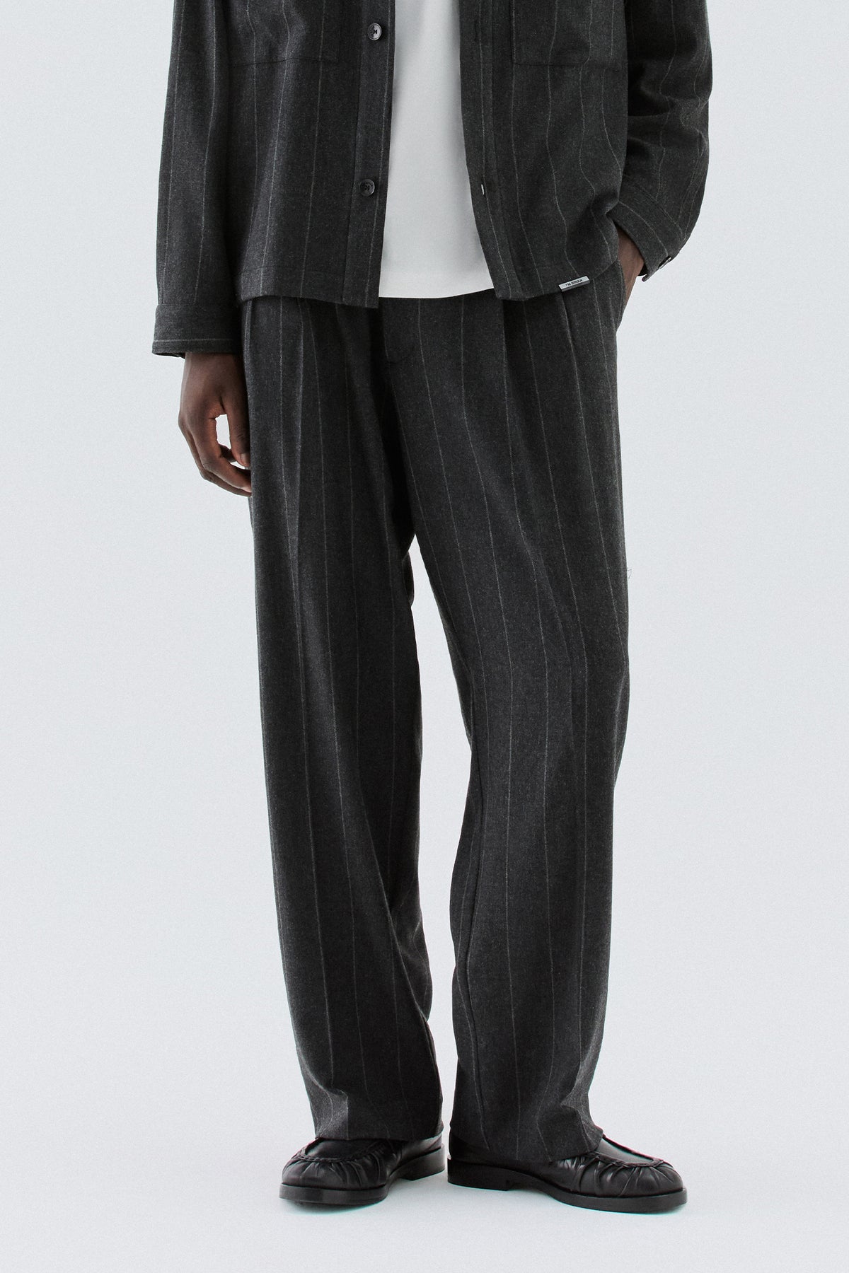 Pantaloni larghi gessati in lana