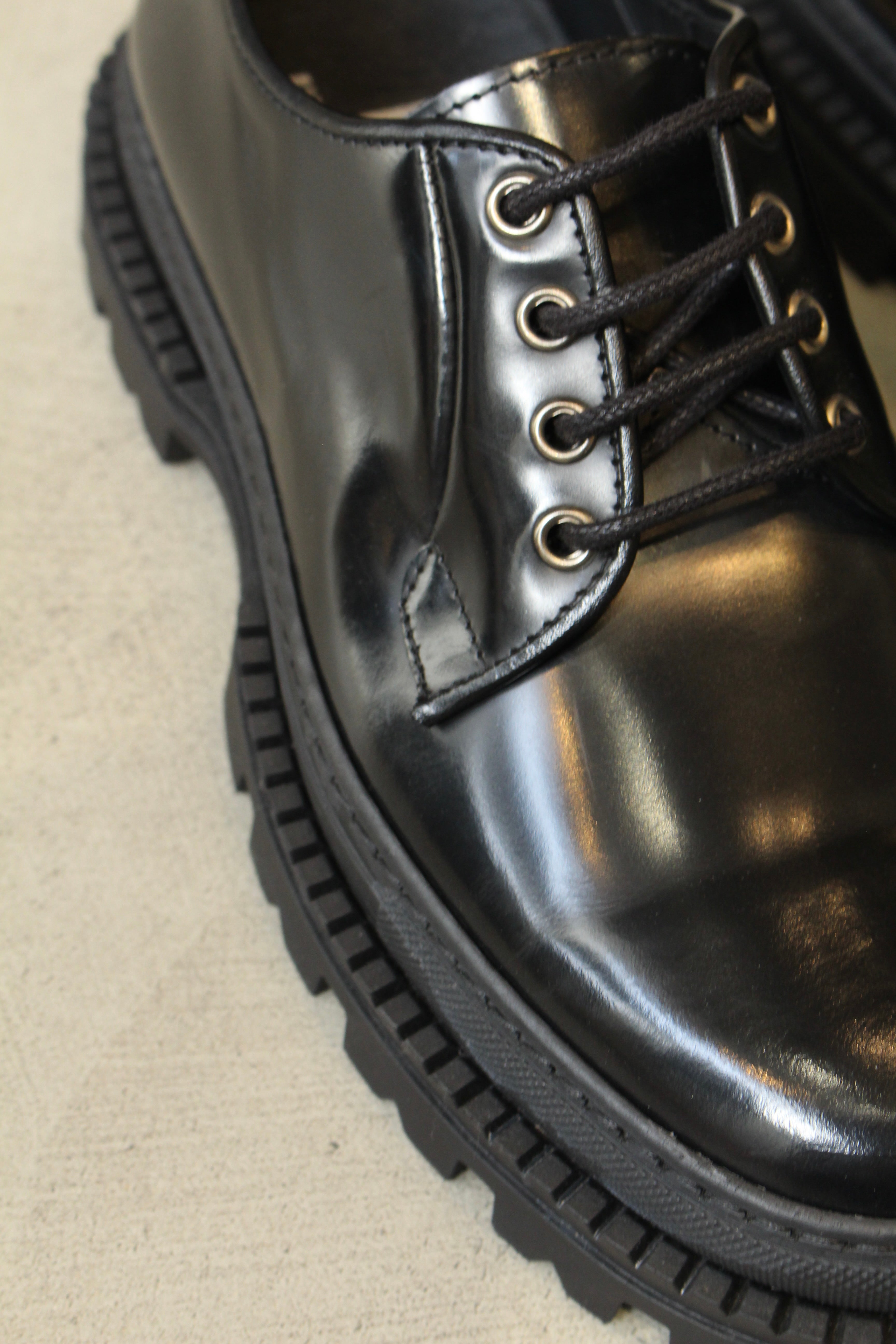 Stringata in pelle suola oversize - Nero