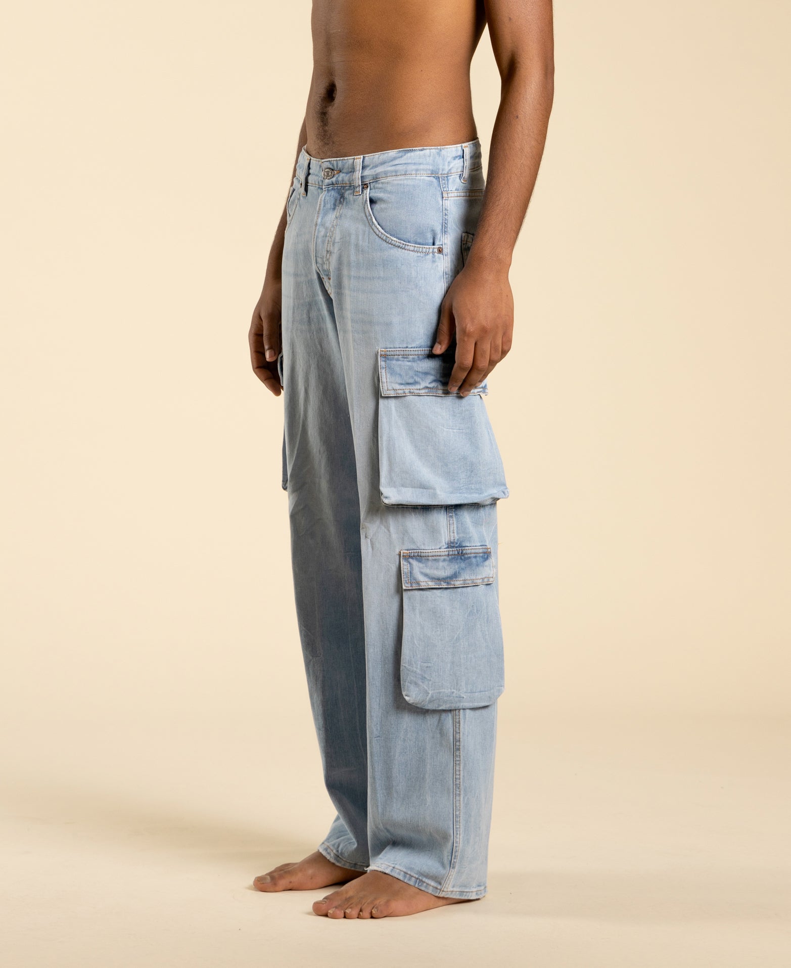 Jean cargo à jambes larges avec un léger effet délavé