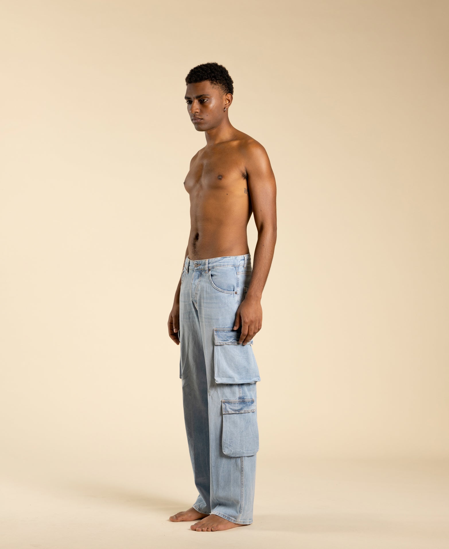 Jean cargo à jambes larges avec un léger effet délavé