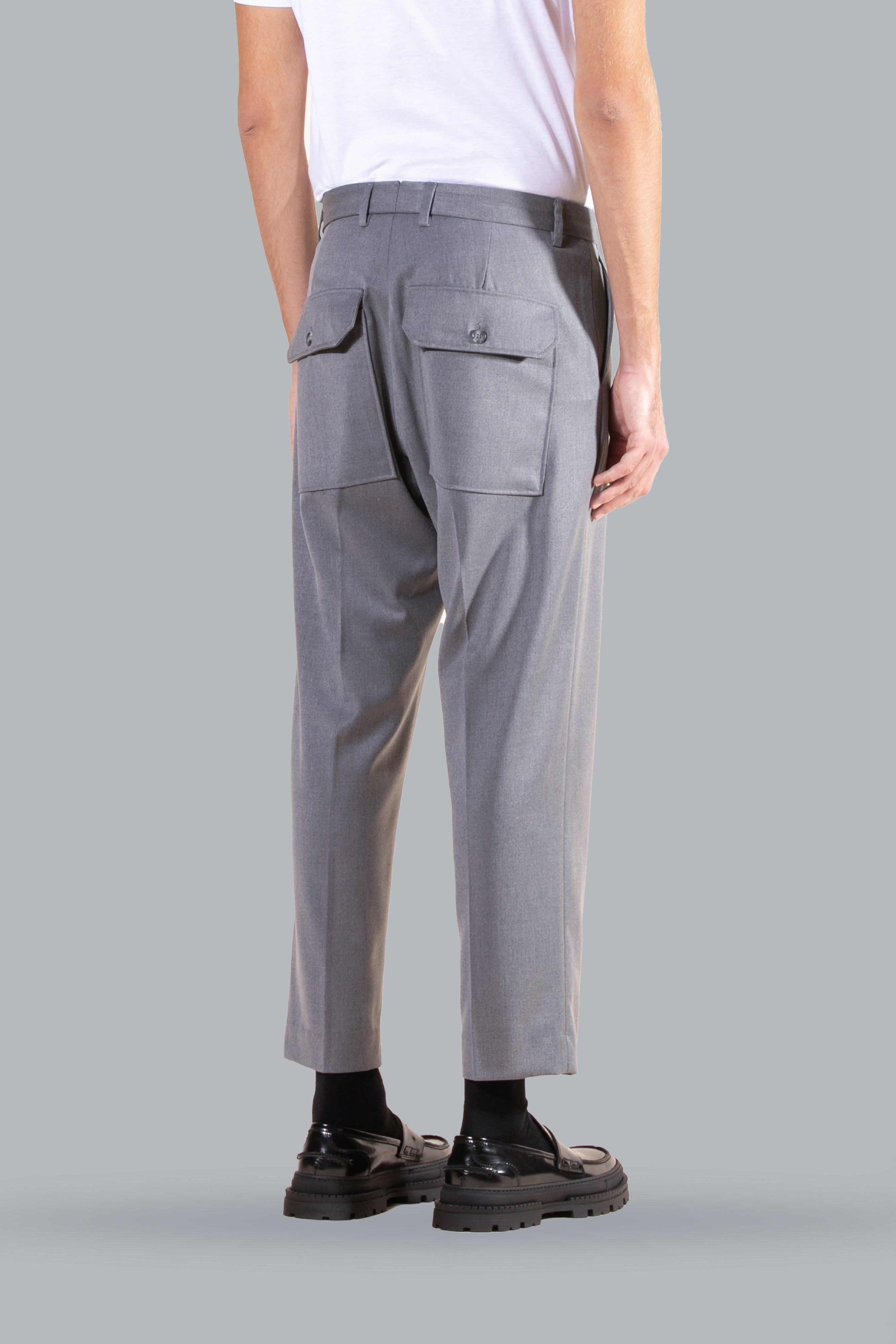 Pantalon coupe droite avec poches arrière - Gris