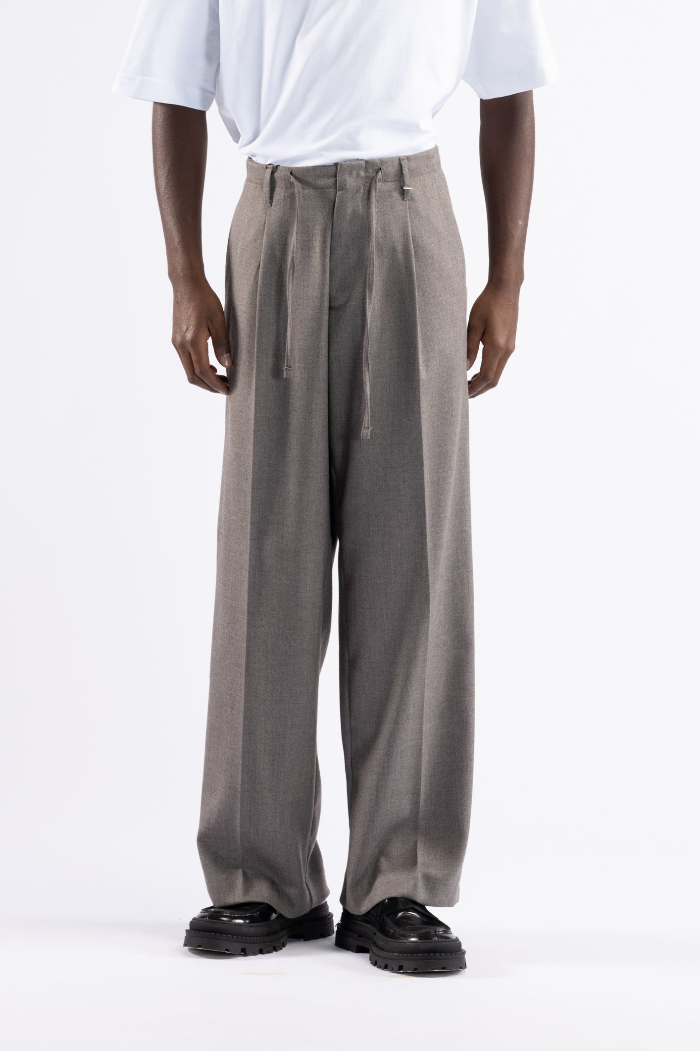 Pantalone fondo largo con coulisse in vita - Tortora