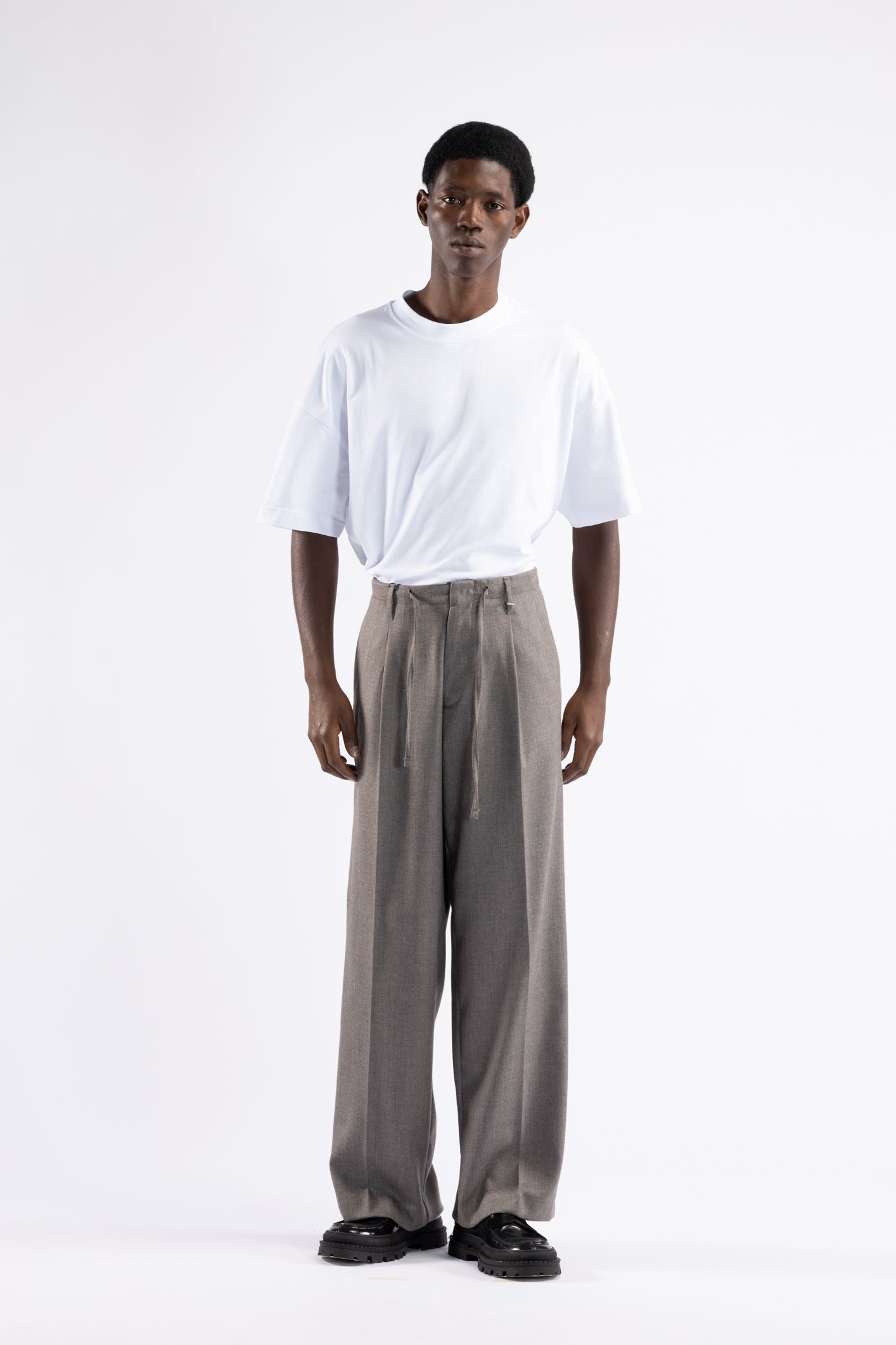 Pantalone fondo largo con coulisse in vita - Tortora