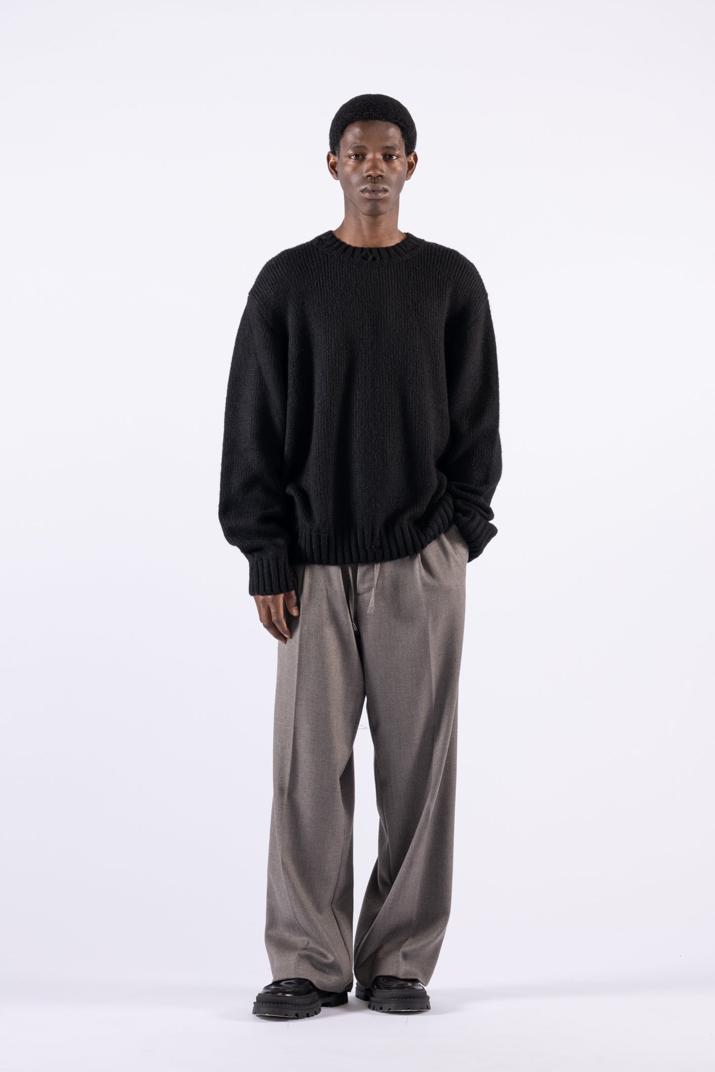 Maglia girocollo con rotture - Nero