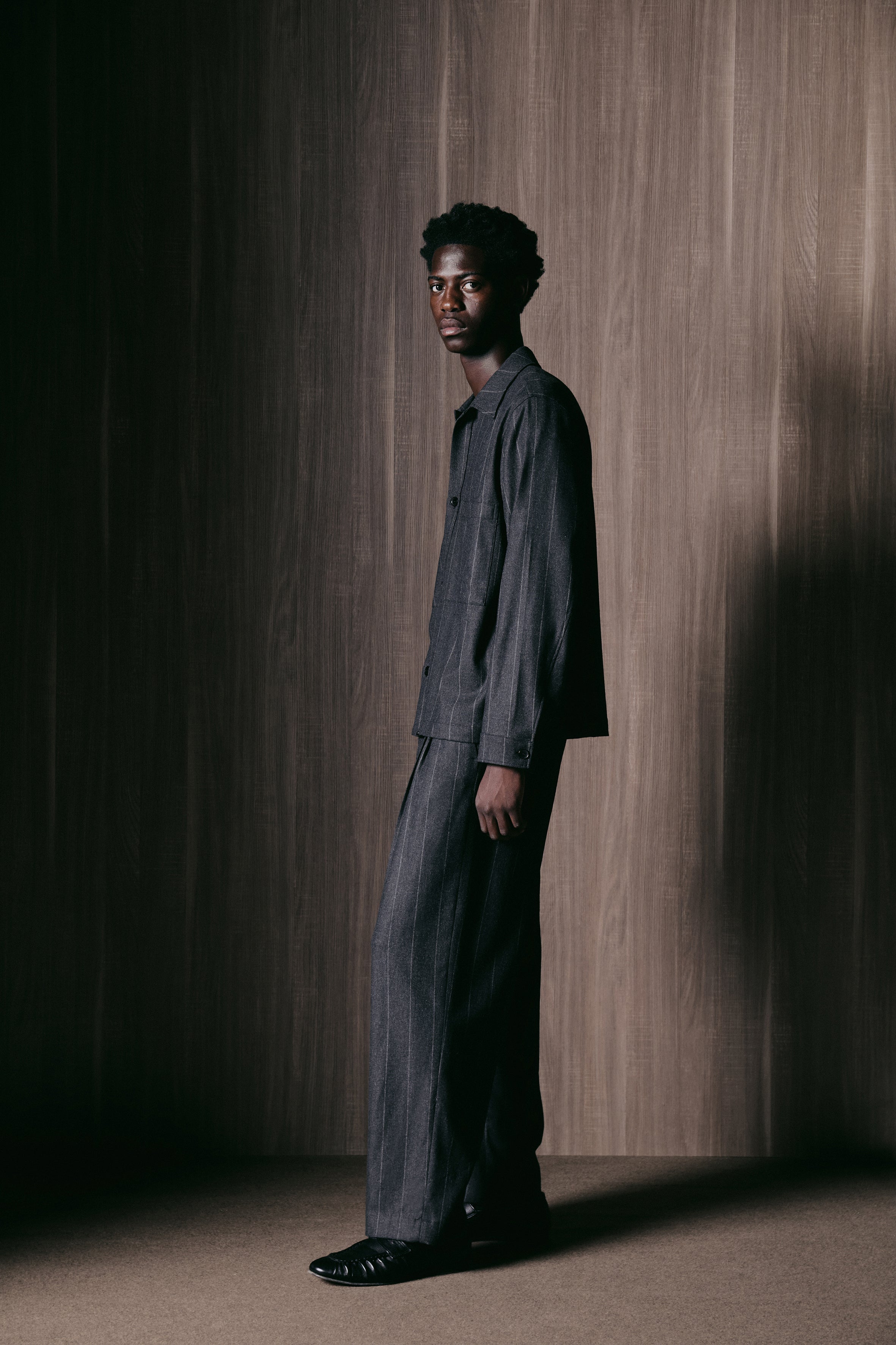 Pantaloni larghi gessati in lana