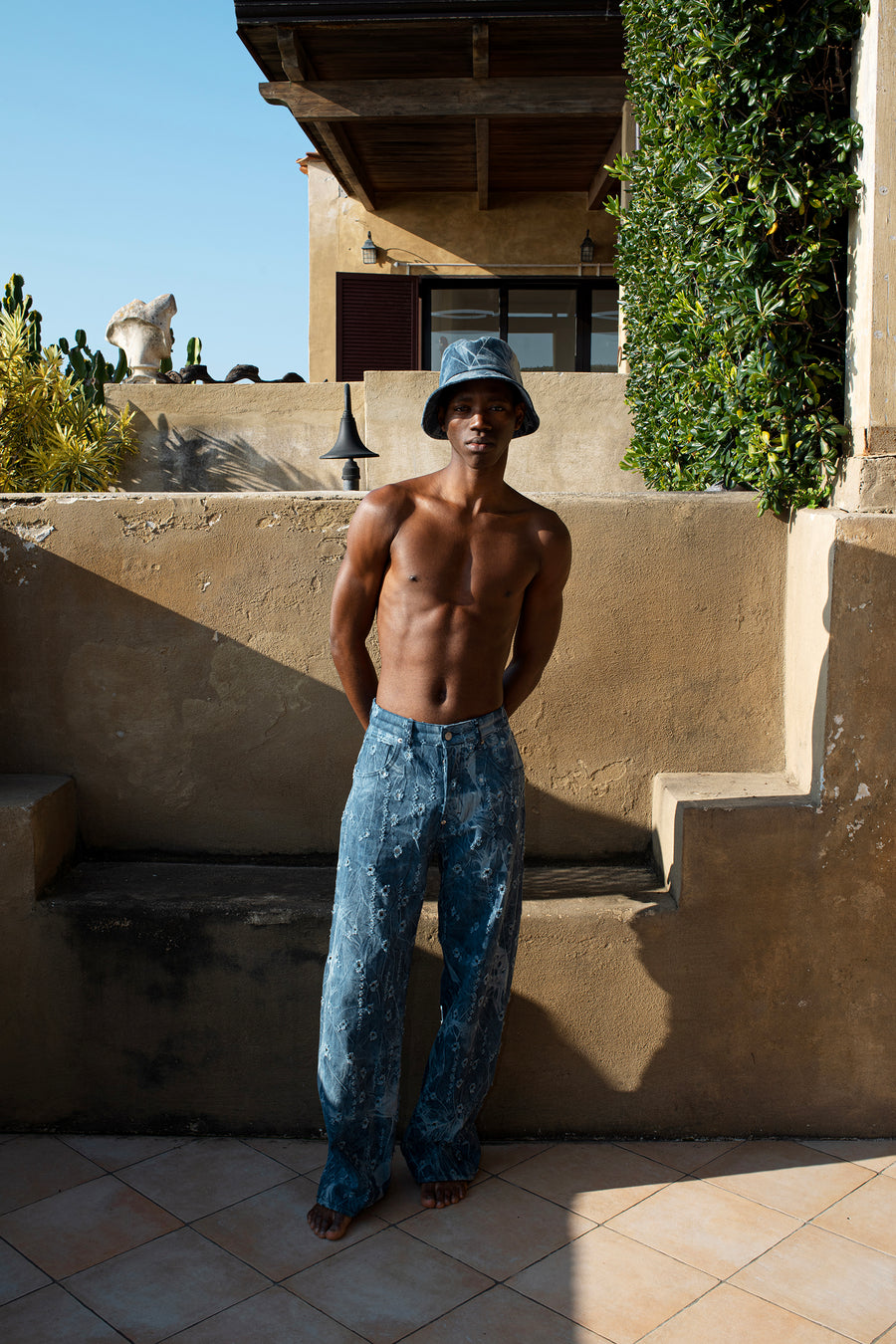 Jeans ampi in denim blu con rotture